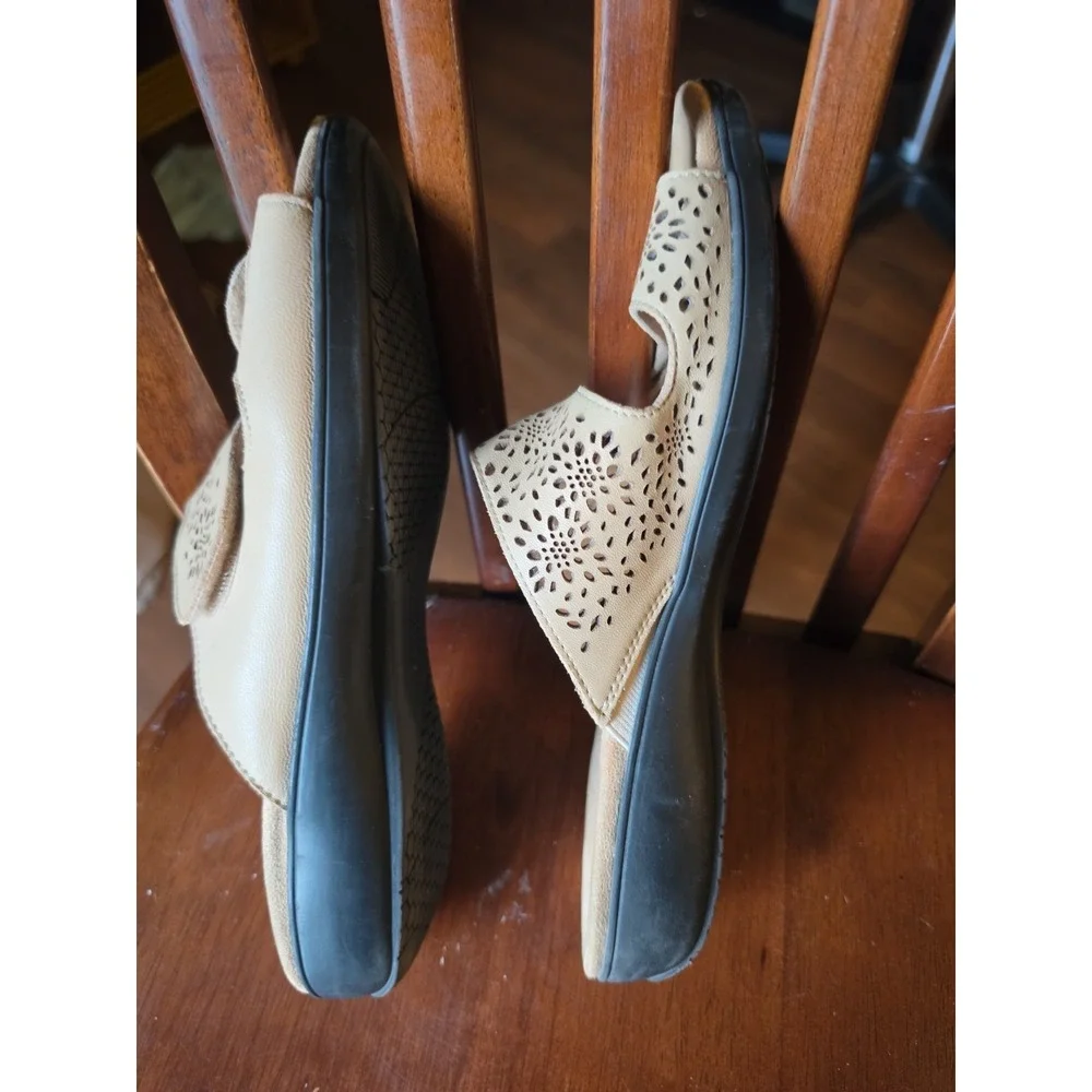 Trotters sandals size 9.5 wide